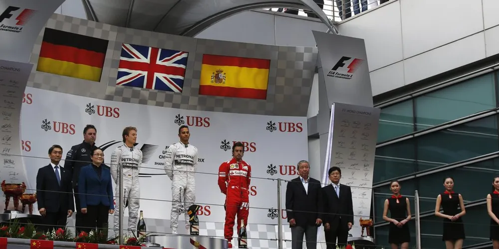 Imagem ilustrativa da imagem GP da China tem Hamilton vencedor e Mercedes soberana