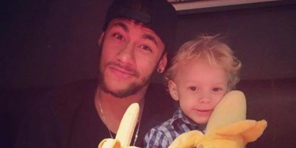 Imagem ilustrativa da imagem Neymar publica foto com banana em apoio a Daniel Alves