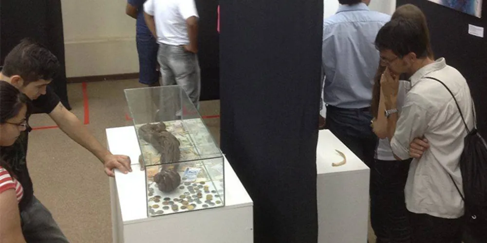 Imagem ilustrativa da imagem Ladrões violam exposição e roubam dinheiro de braço humano