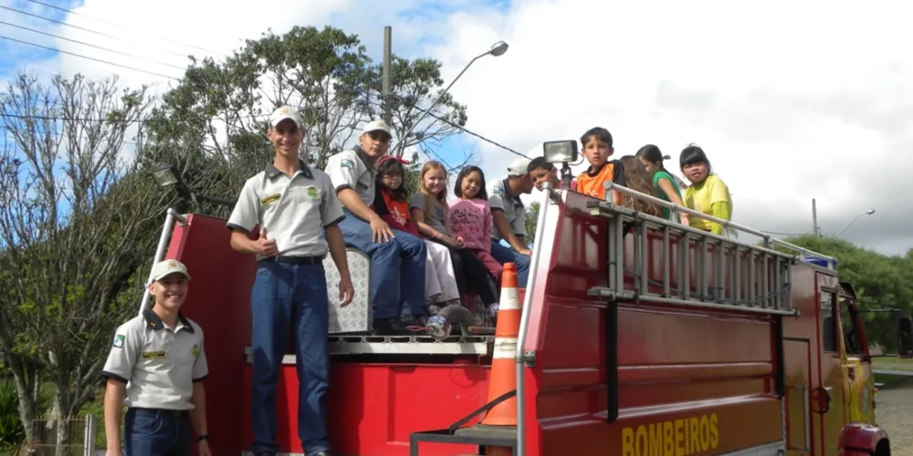 Imagem ilustrativa da imagem PM e bombeiros participam de Páscoa solidária
