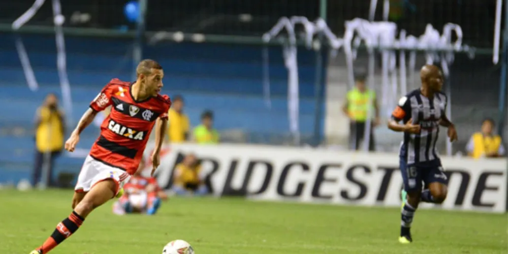 Imagem ilustrativa da imagem Flamengo vence fora de casa e respira na Libertadores