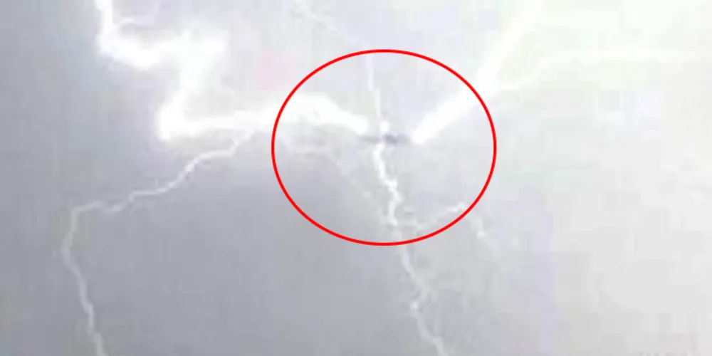 Imagem ilustrativa da imagem Fotógrafo flagra momento em que raio atinge avião