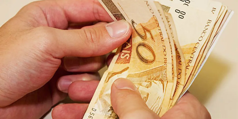 Imagem ilustrativa da imagem Governo estima salário mínimo de R$ 779 para 2015