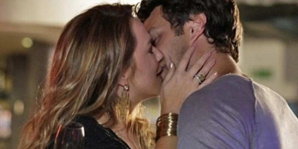 Imagem ilustrativa da imagem Shirley e Laerte conversam e acabam se beijando
