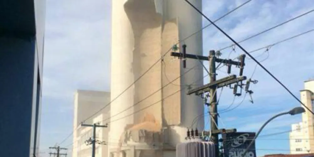 Imagem ilustrativa da imagem Torre de fábrica de alimentos desaba em Maceió