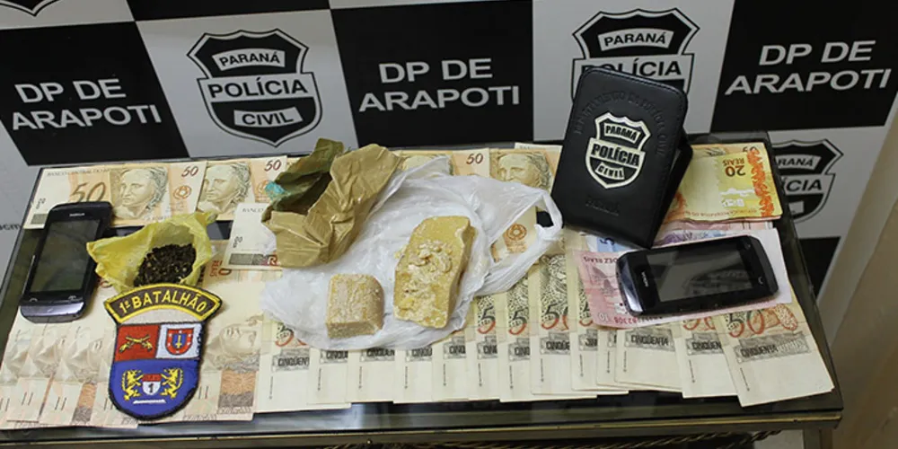 Imagem ilustrativa da imagem Polícia persegue suspeitos e apreende R$ 5 mil em crack