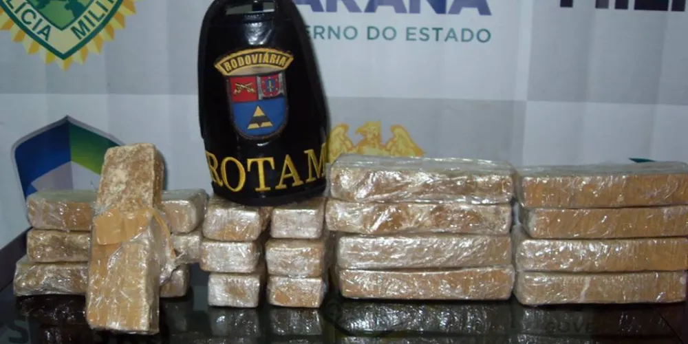 Imagem ilustrativa da imagem PM localiza 9 kg de crack em carro de luxo