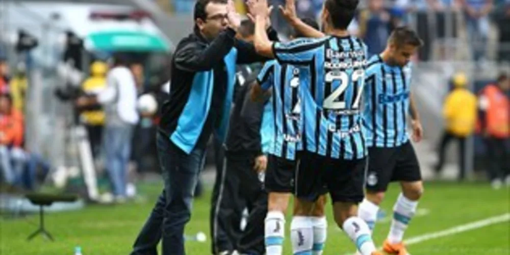 Imagem ilustrativa da imagem Com Fred expulso, Fluminense perde para o Grêmio