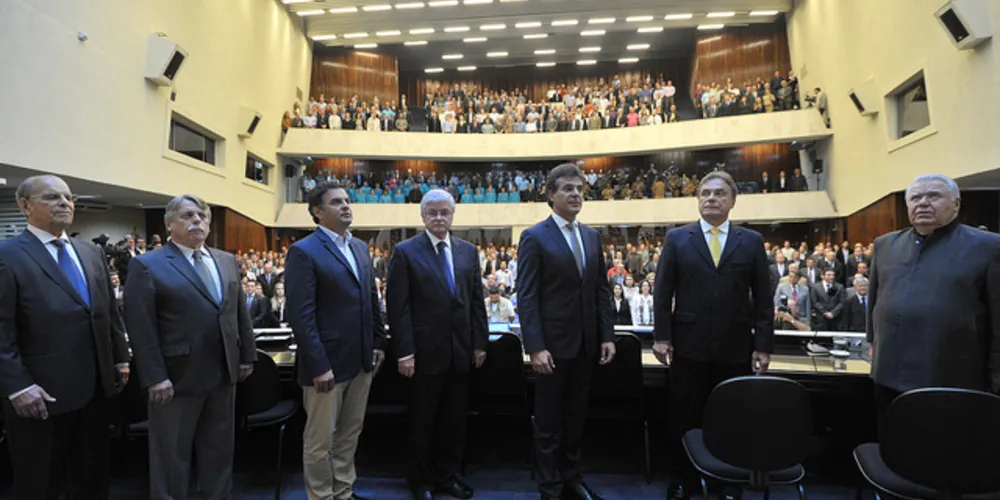 Imagem ilustrativa da imagem Aécio prestigia lançamento de livro sobre José Richa