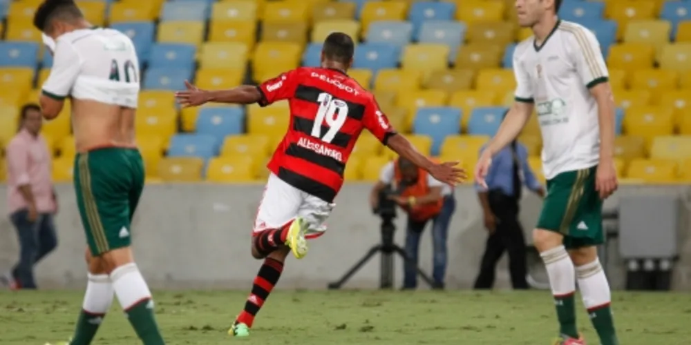 Imagem ilustrativa da imagem Alecsandro brilha e Fla bate Palmeiras de virada