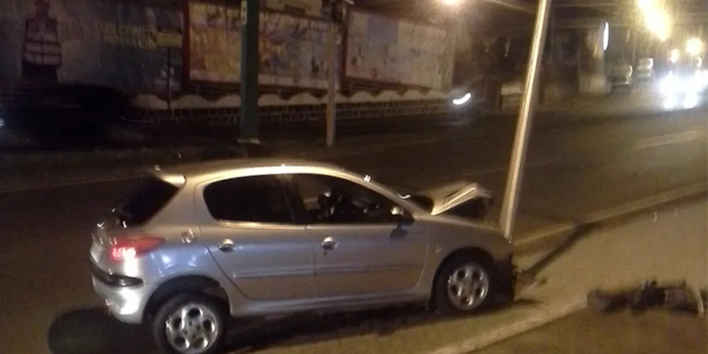 Imagem ilustrativa da imagem Motorista perde controle de veículo e bate em placa