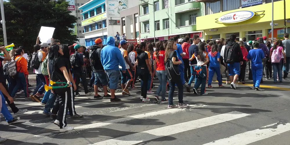 Imagem ilustrativa da imagem Estudantes protestam em frente ao Colégio Regente Feijó