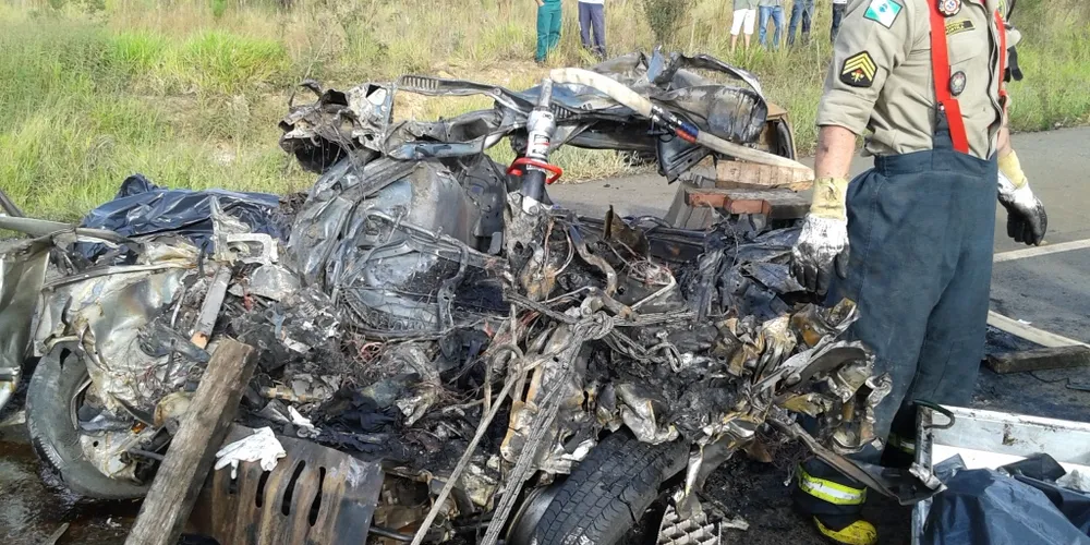 Imagem ilustrativa da imagem Homem morre carbonizado após colisão na BR-153