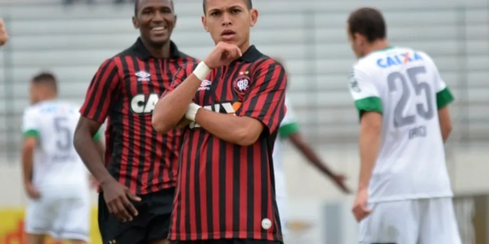 Imagem ilustrativa da imagem Atlético vence o Coritiba em clássico 'fora da Capital'