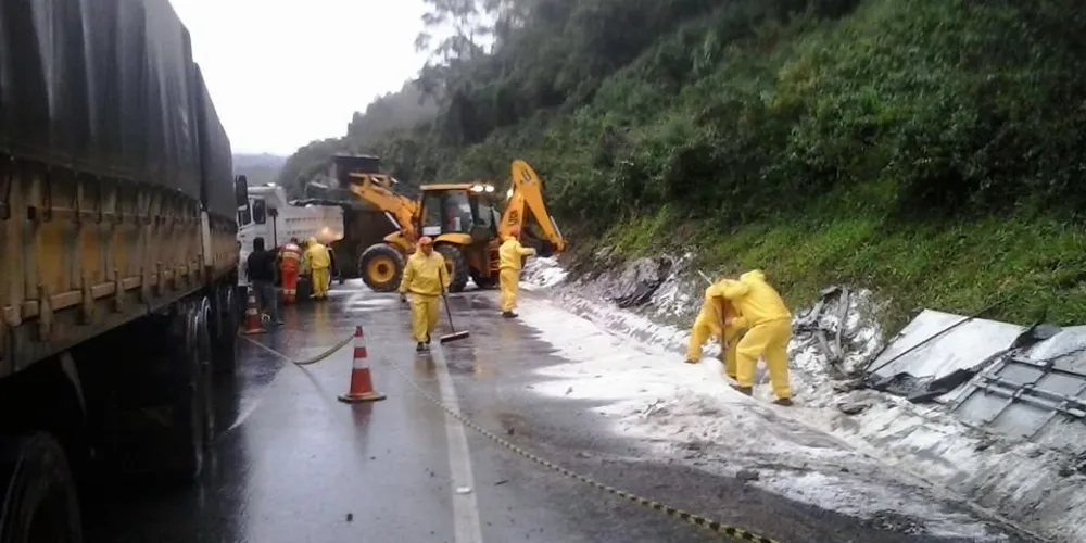 Imagem ilustrativa da imagem Caminhão tomba e motorista é morto pela carga na BR-373