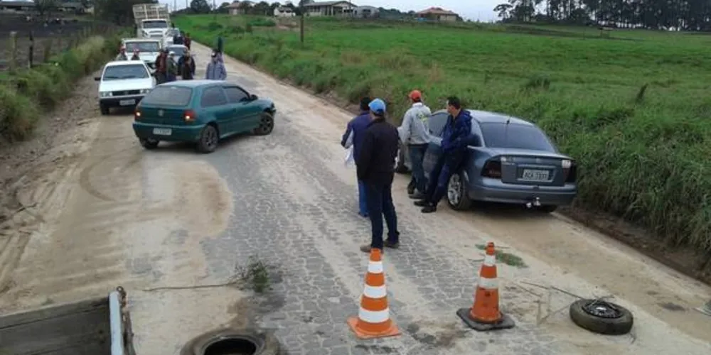 Imagem ilustrativa da imagem Estrada é liberada após 10 horas de protesto