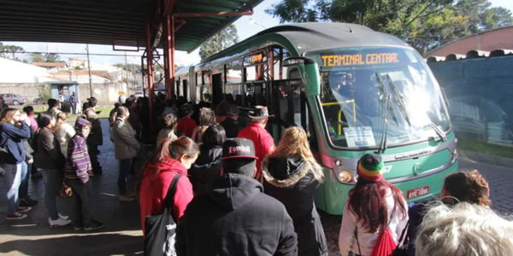 Imagem ilustrativa da imagem Justiça determina 50% dos ônibus em horário de pico
