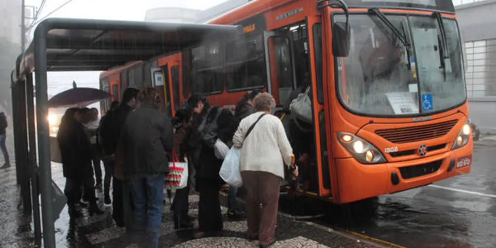 Imagem ilustrativa da imagem Reunião termina sem acordo e greve dos ônibus continua