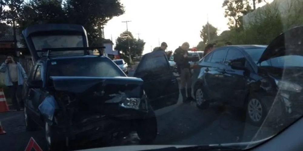 Imagem ilustrativa da imagem Dois carros colidem e trânsito fica lento na Ronda