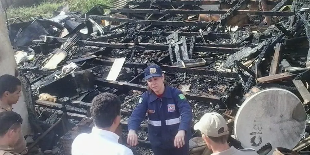 Imagem ilustrativa da imagem Casa pega fogo e três pessoas morrem carbonizadas