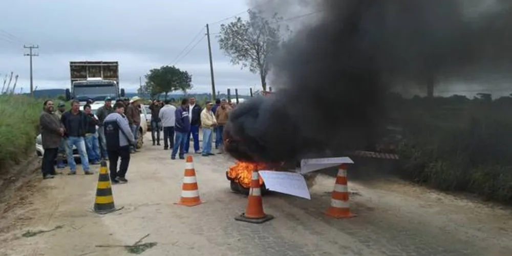 Imagem ilustrativa da imagem Moradores de área rural fecham estrada em protesto