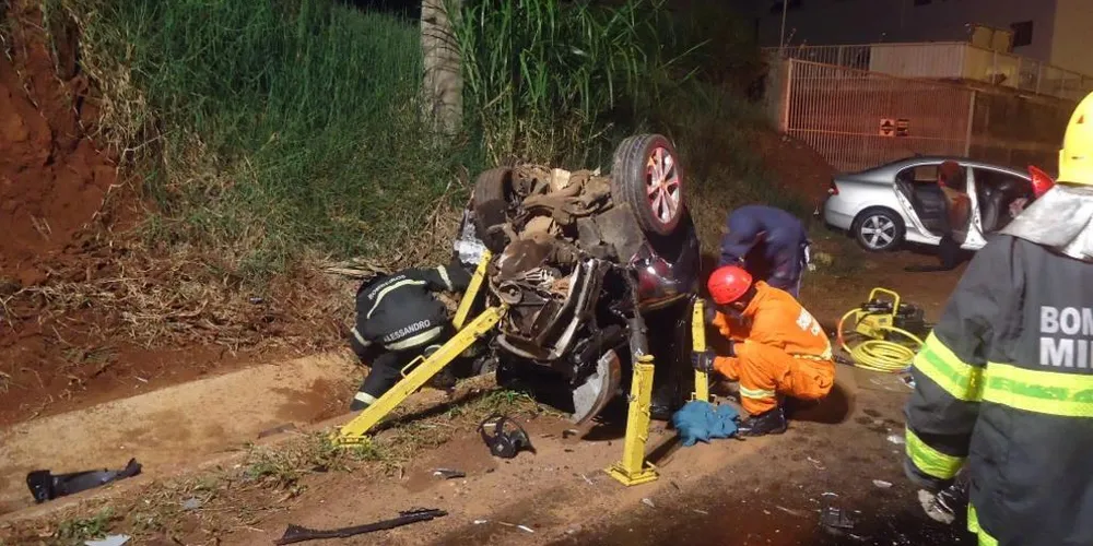 Imagem ilustrativa da imagem Acidente mata motorista e deixa carros destruídos