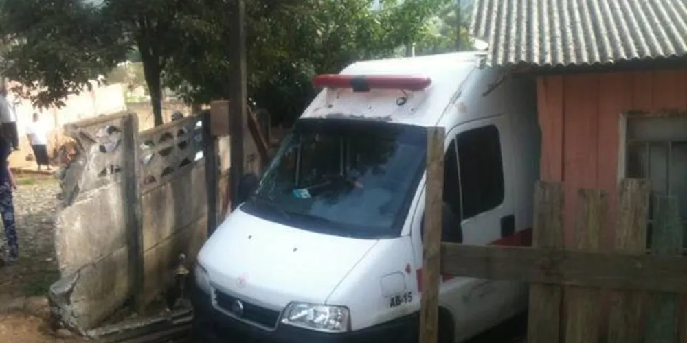 Imagem ilustrativa da imagem Ambulância do PAM perde controle e invade casa