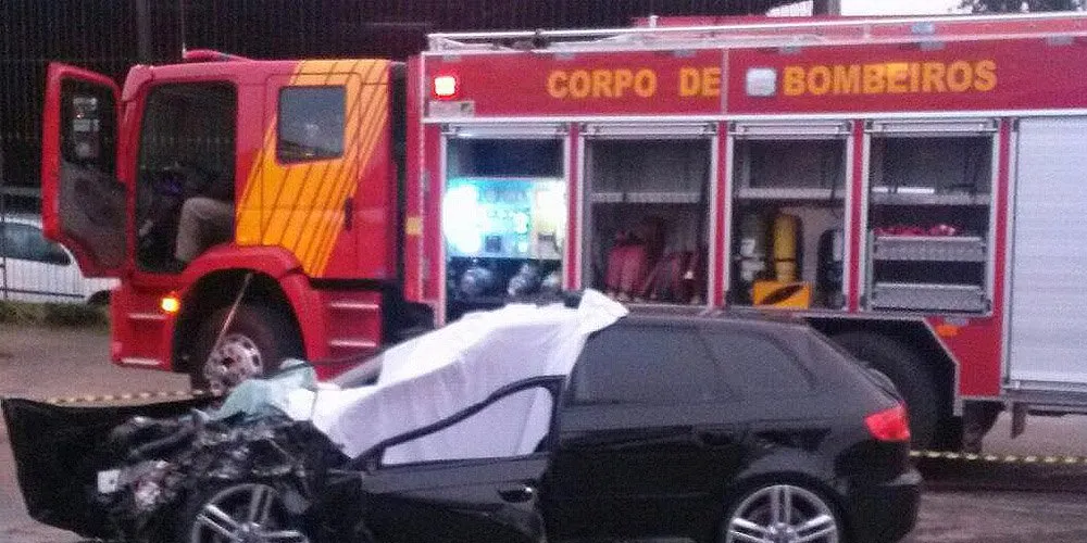 Imagem ilustrativa da imagem Jovem bate carro em ônibus e morre na hora