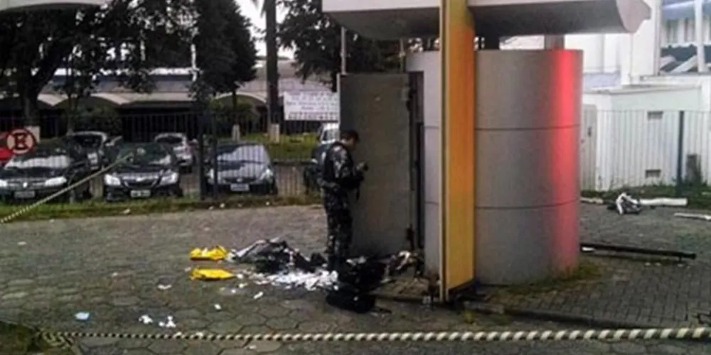 Imagem ilustrativa da imagem Bandidos explodem caixa eletrônico e pegam dinheiro com pá