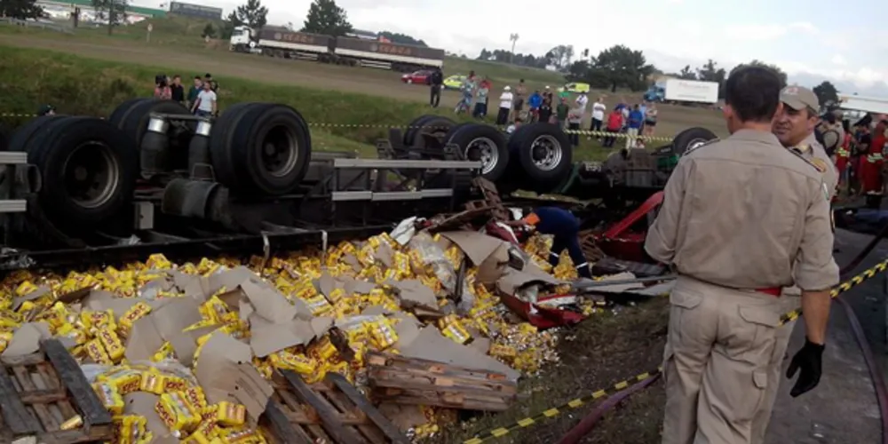 Imagem ilustrativa da imagem Motorista de caminhão de cerveja morre em tombamento