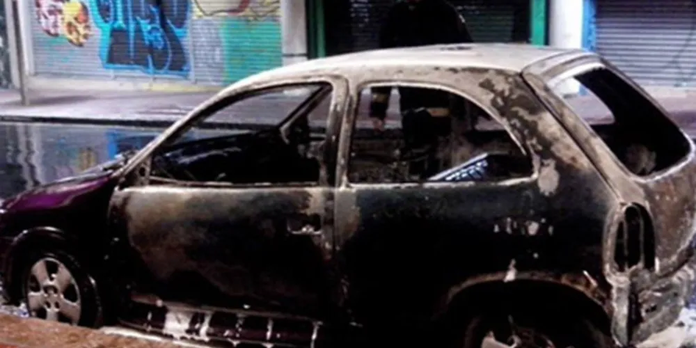 Imagem ilustrativa da imagem Briga entre homem e travesti termina com carro incendiado