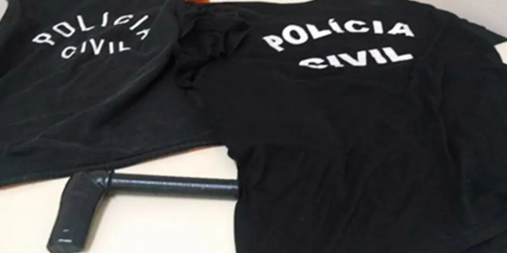 Imagem ilustrativa da imagem Trio finge ser da polícia, arma blitz e ‘limpa’ moradores