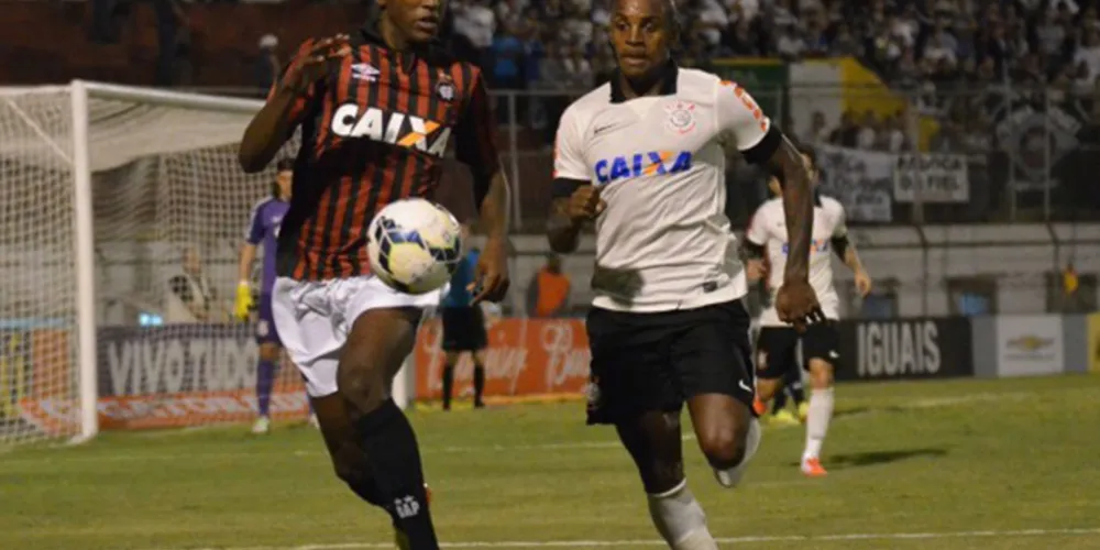 Imagem ilustrativa da imagem Corinthians cede empate para Atlético-PR no final e é vaiado