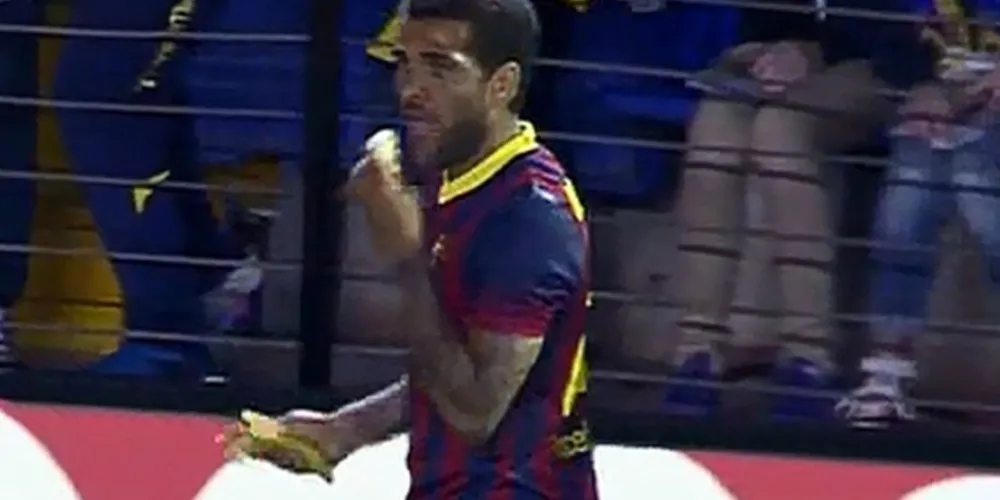 Imagem ilustrativa da imagem Espanhóis apoiam jovem que jogou banana para Daniel Alves