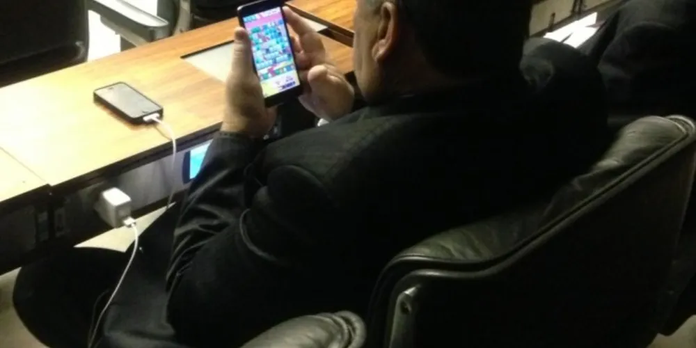 Imagem ilustrativa da imagem Câmara vai gastar R$ 210 mil com "bolsa smartphone"
