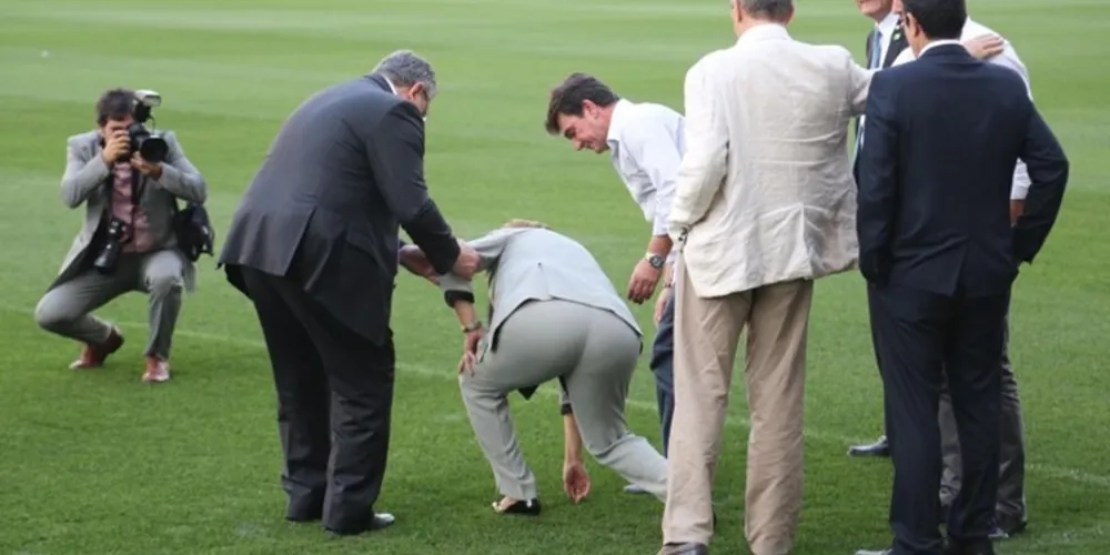 Imagem ilustrativa da imagem Dilma escorrega durante visita à 'Arena Corinthians'