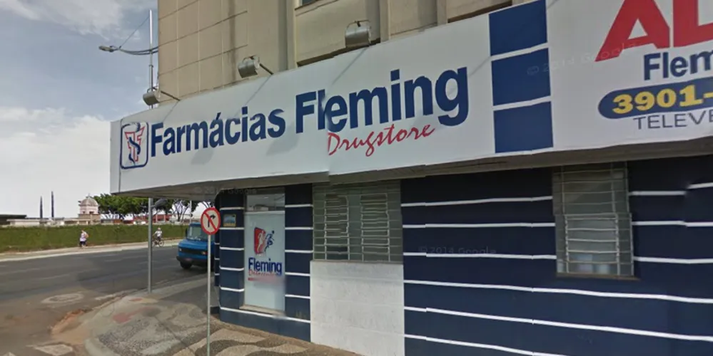 Imagem ilustrativa da imagem Bandido estoura vidro de farmácia no centro e é preso 