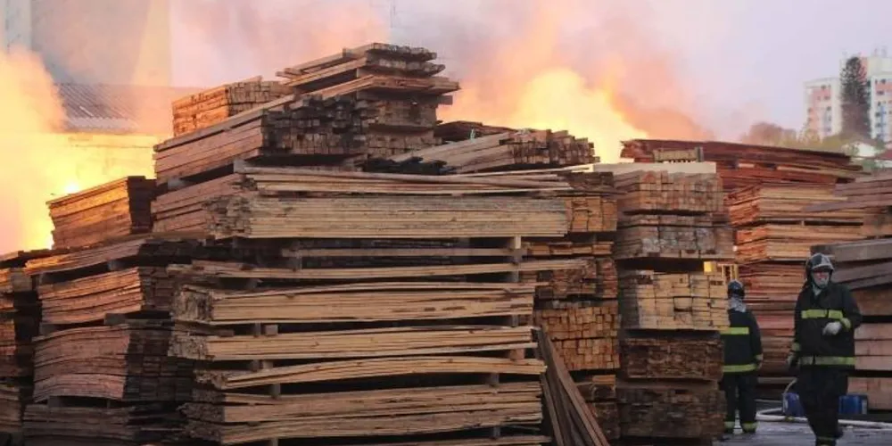 Imagem ilustrativa da imagem Incêndio à madeireira deixa casas interditadas em SP