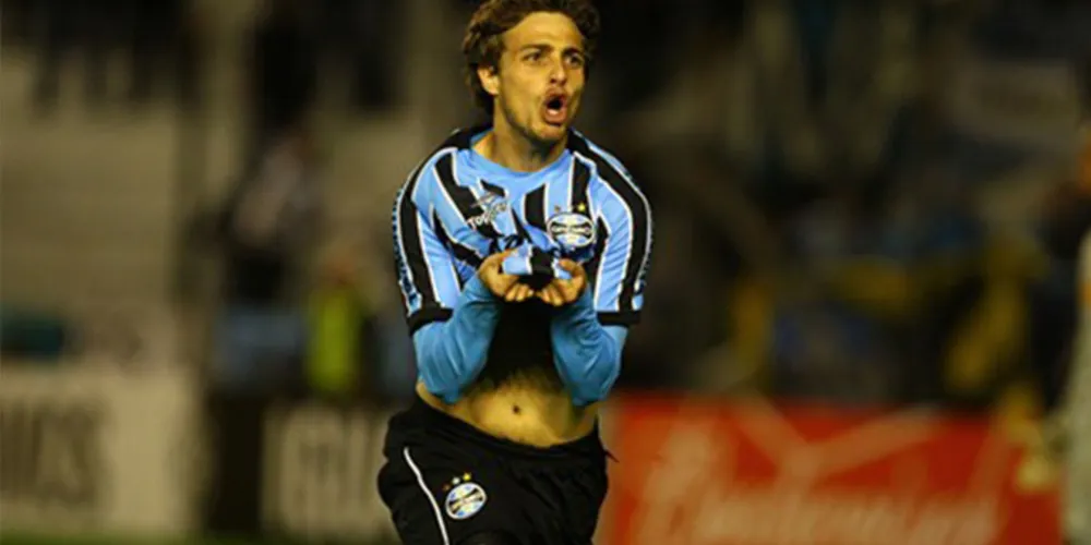 Imagem ilustrativa da imagem Grêmio vira sobre o Botafogo e divide liderança