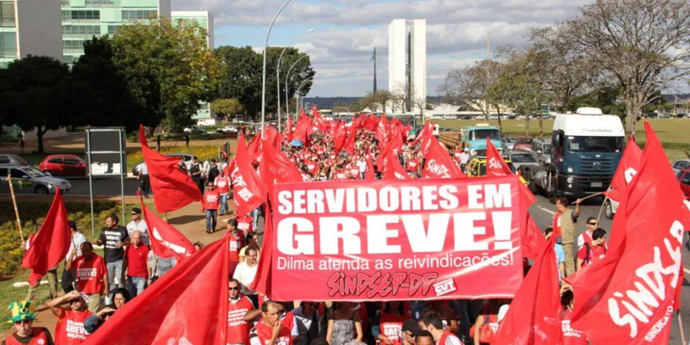 Imagem ilustrativa da imagem Às vésperas da Copa, servidores federais entram em greve
