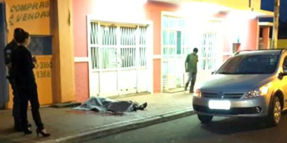 Imagem ilustrativa da imagem Homem é preso carregando a cabeça do pai no meio da rua