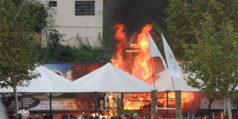 Imagem ilustrativa da imagem Incêndio em trailer de lanches deixa trabalhador ferido