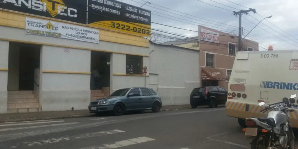 Imagem ilustrativa da imagem Carro é flagrado na contramão em frente a autoescola