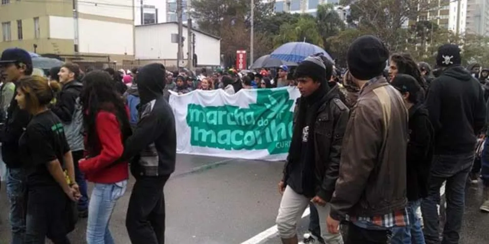 Imagem ilustrativa da imagem ‘Marcha da Maconha’ leva quase mil pessoas ao Centro de Curitiba