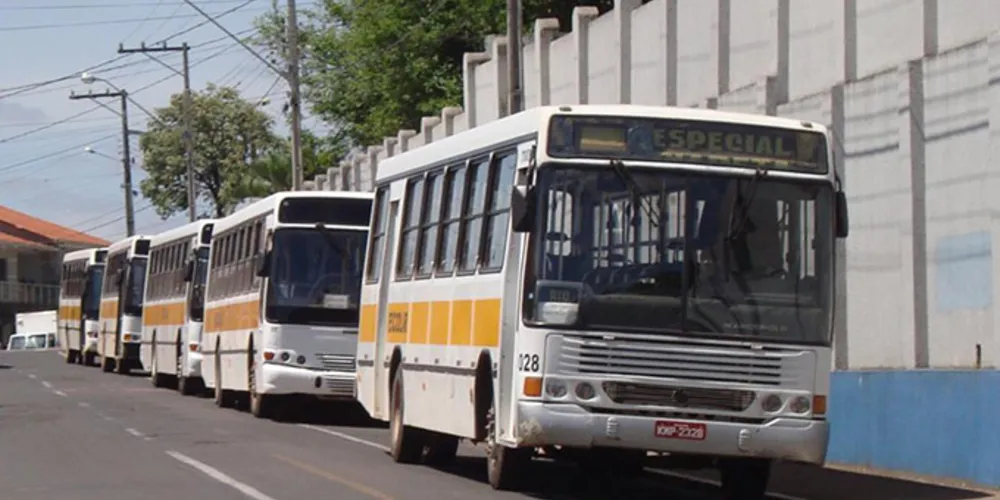 Imagem ilustrativa da imagem Grupo tenta incendiar ônibus do transporte escolar
