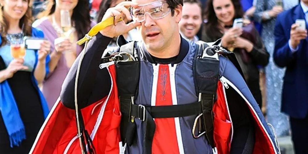 Imagem ilustrativa da imagem Jonas Marra chega voando ao próprio casamento