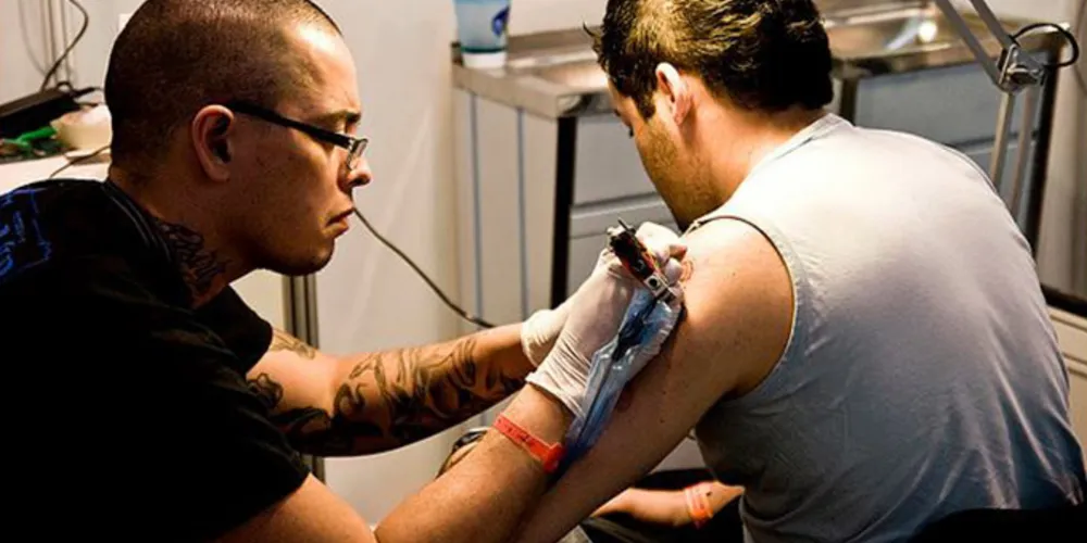 Imagem ilustrativa da imagem Anvisa suspende 14 marcas de tintas para tatuagem