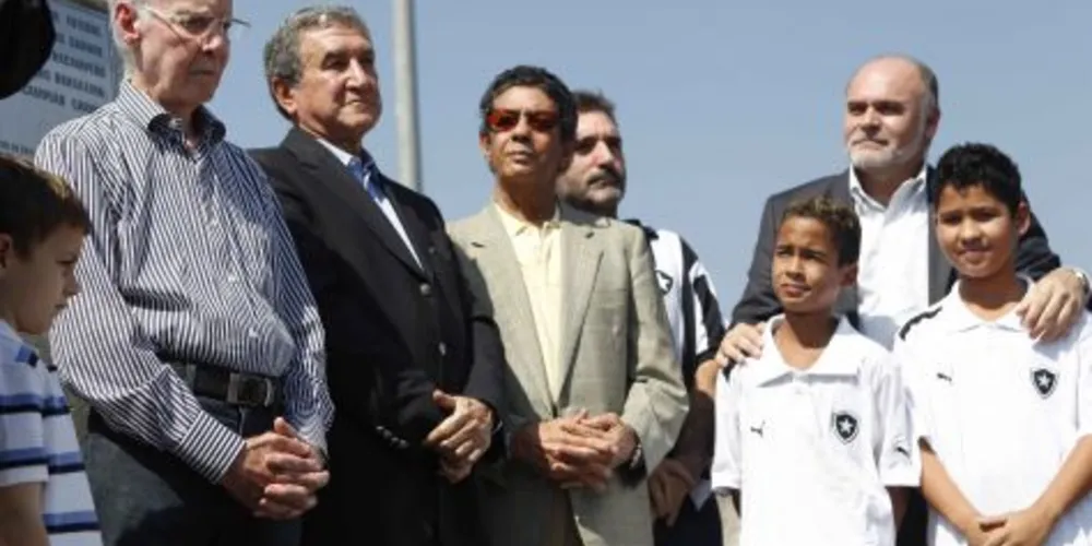 Imagem ilustrativa da imagem Saúde frágil pode impedir Zagallo de assistir à Copa