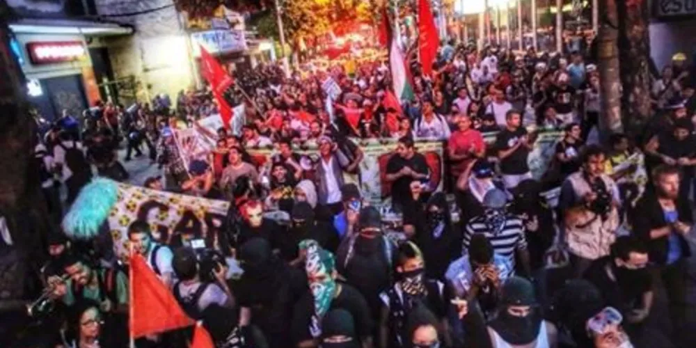 Imagem ilustrativa da imagem Manifestantes anticopa protestam nas proximidades do Maracanã
