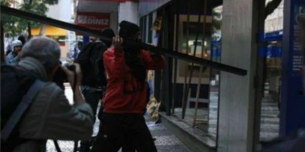 Imagem ilustrativa da imagem Polícia investiga estudantes da UEPG em ação de black blocs
